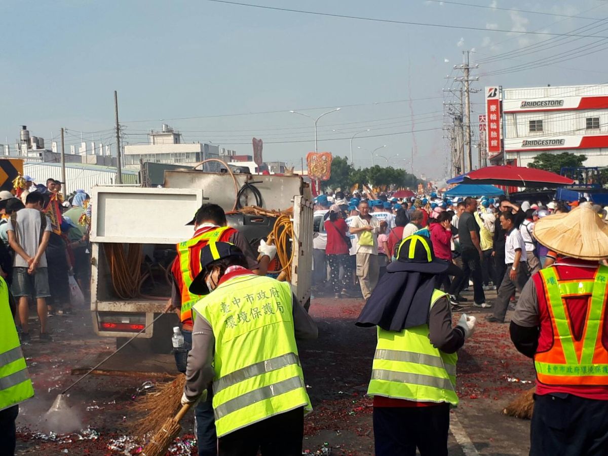 ▲大甲媽遶境，中市環保局動員志工與清潔隊員沿街清掃，全力維護市容整潔（圖／環保局提供\\)