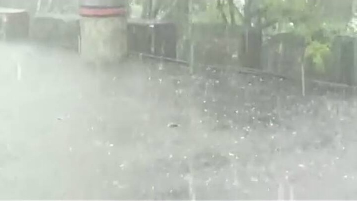 ▲嘉義縣山區午後對流雲系發展旺盛，冰雹「大珠小珠落玉盤」的蹦出水花。（圖／翻攝自吳芳銘副縣長臉書 , 2018.04.23）