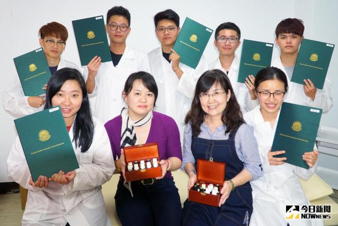 大葉大學藥保系學生　考取澳洲皇家初階國際芳療師證照
