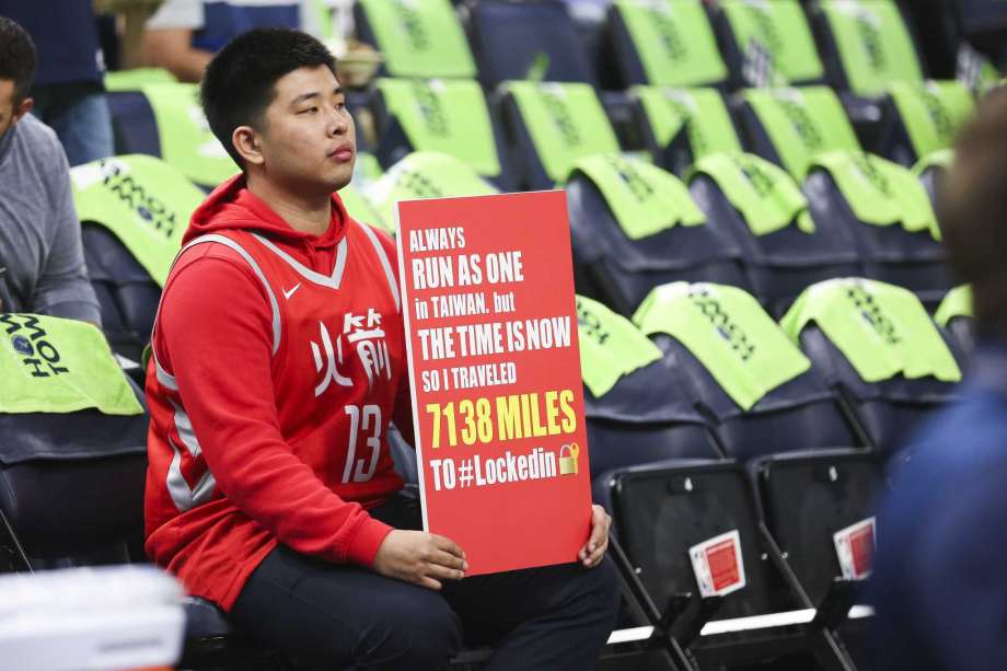 ▲台灣球迷舉牌吸引球球注意。（圖／擷取自休士頓紀事報）