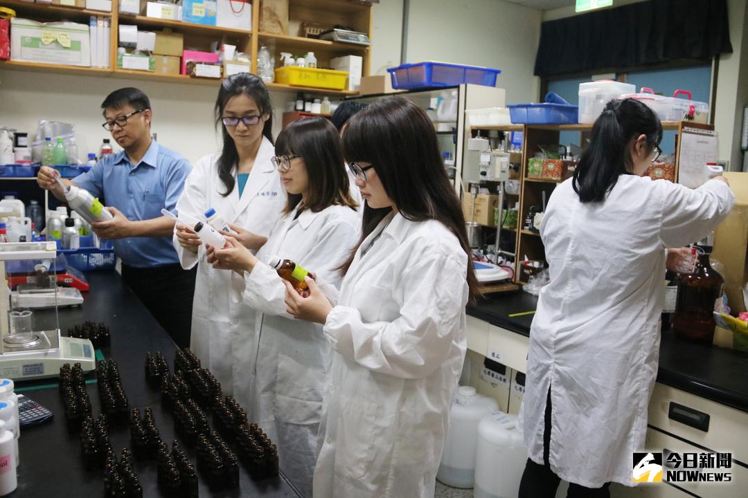 ▲弘光科大學術副校長易光輝\\(左一\\)帶領團隊，預計兩年抽檢220件市售化妝品，建立資料庫（圖／弘光科大 , 2018.4.24\\)