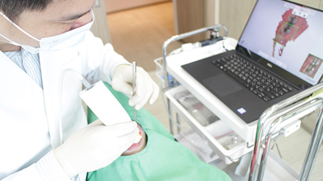 ▲鄭聖達醫師表示，口腔掃描機可根據口腔數位掃描儀器擷取的影像建立虛擬模型，透過高科技生物仿真軟體進行咬合運算，設計出假牙外形。（圖／公關照片）