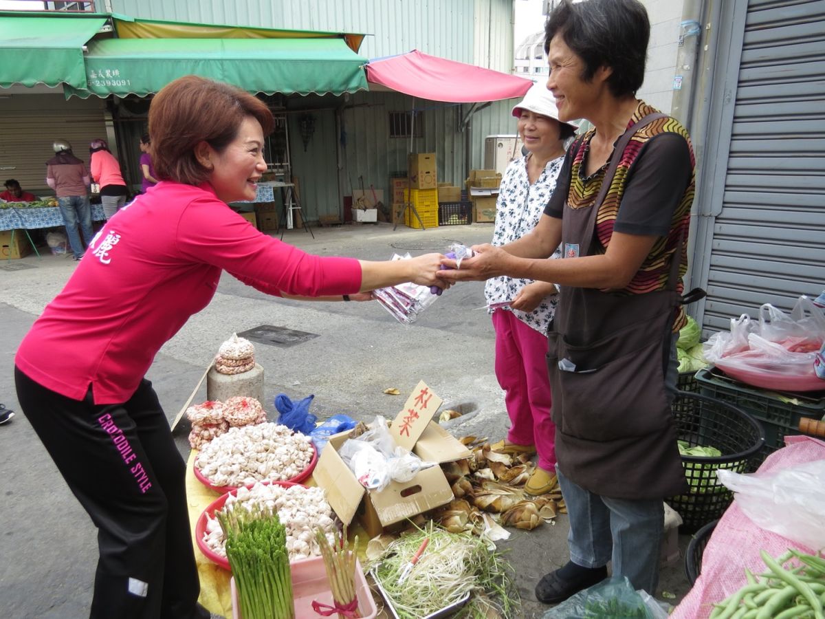 ▲蕭淑麗走訪南田市場，深入基層掃街拜票。（圖／林家均提供）