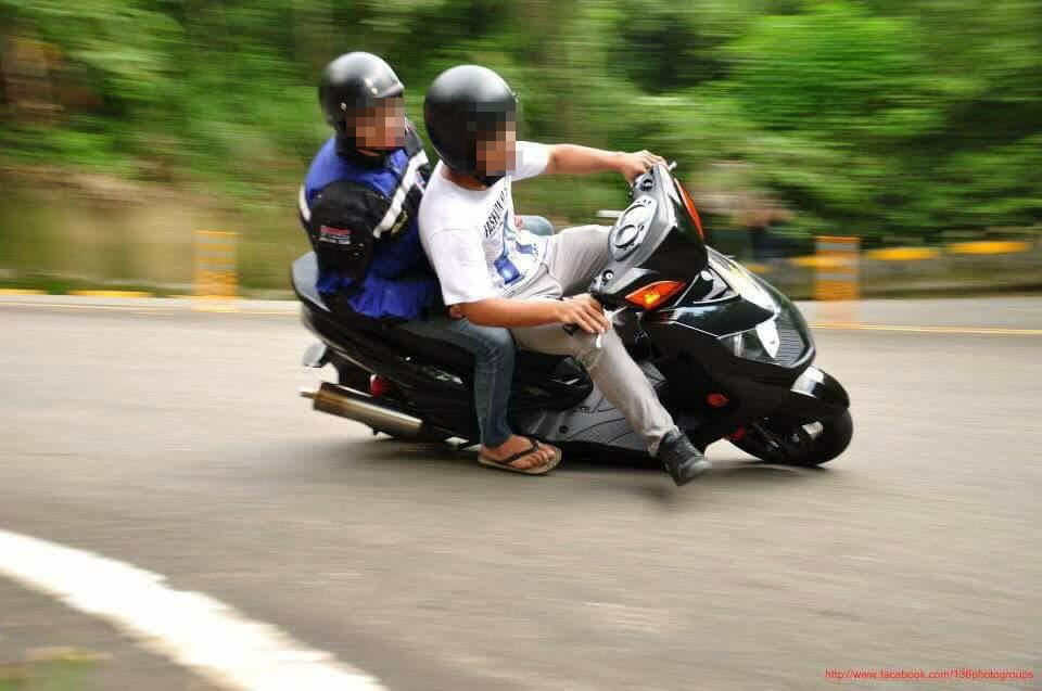 ▲一名機車騎士載著友人在過彎時疑似想耍帥壓車，留下「帥氣壓車五連拍」照片，讓網友全笑翻。（圖／翻攝自臉書「爆廢公社」 , 2018.04.24）