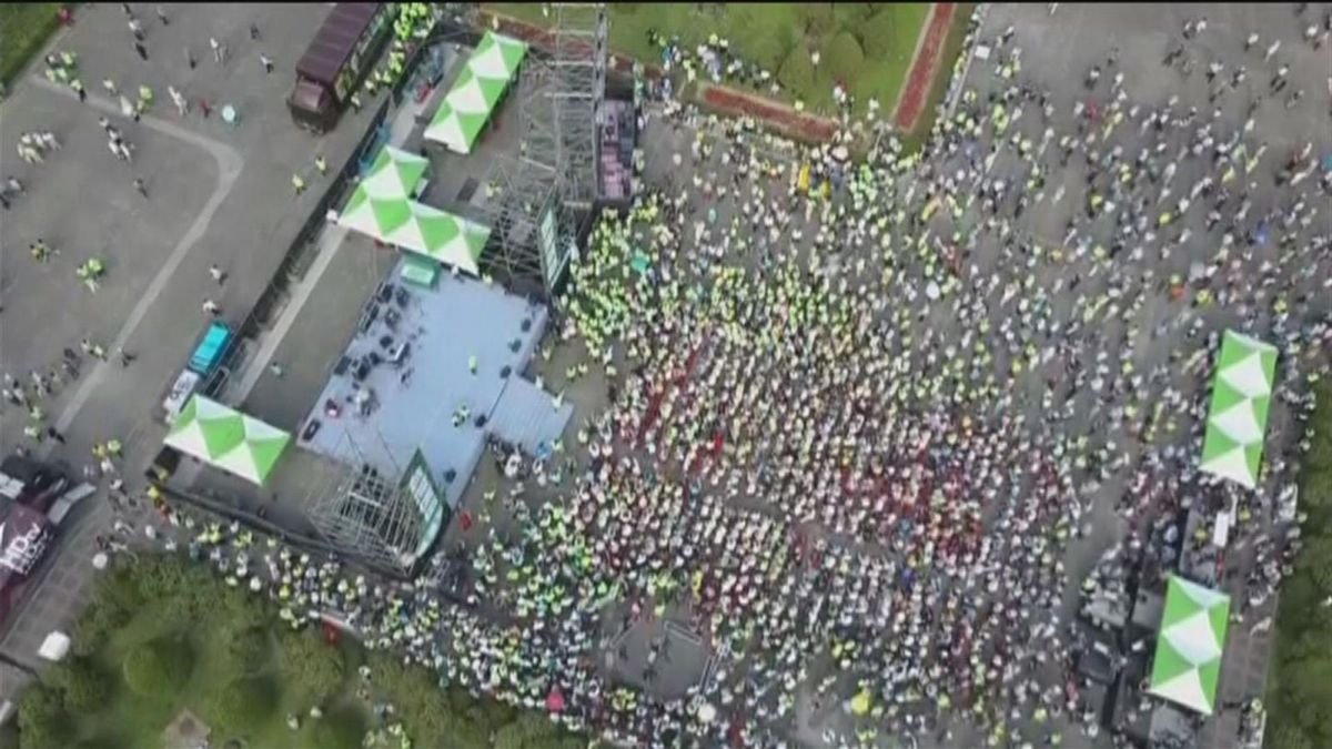 ▲柯黑大遊行人數眾說紛紜，一張由電視台拍攝的空拍圖中顯現參與人潮稀疏，在網路引發議論。（圖／畫面翻攝年代新聞）