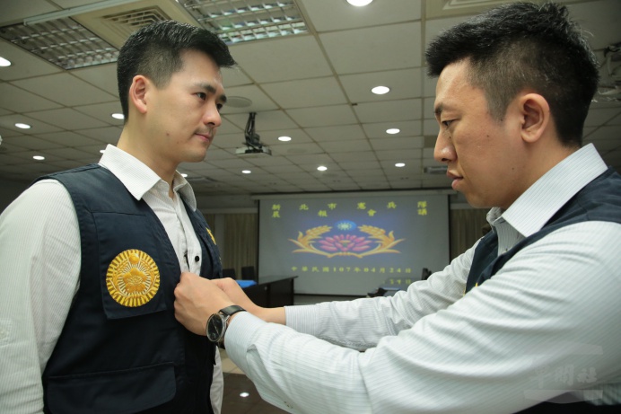 ▲ 新北憲兵隊軍偵組利用密錄器等器材，提升刑事案件蒐證效率。（軍聞社記者李忠軒攝）