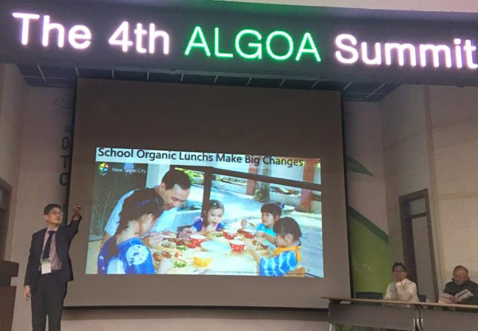 ▲新北市農業局長李玟在第四屆ALGOA  Summit用英文演說「一頓營養午餐改變全台灣」，與各國代表分享新北市中小學校有機蔬菜營養午餐成功經驗。（圖／新北市農業局提供）