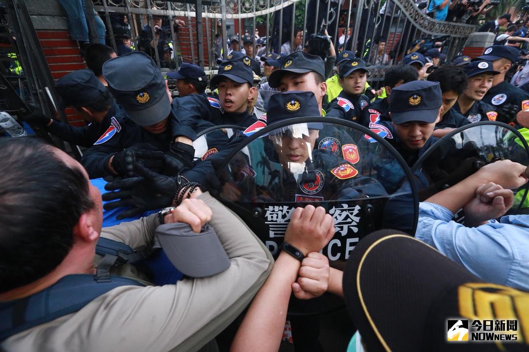 ▲八百壯士嘗試攻入立法院，並與警方拉扯推擠。（圖／記者葉政勳攝，2018.4.25）