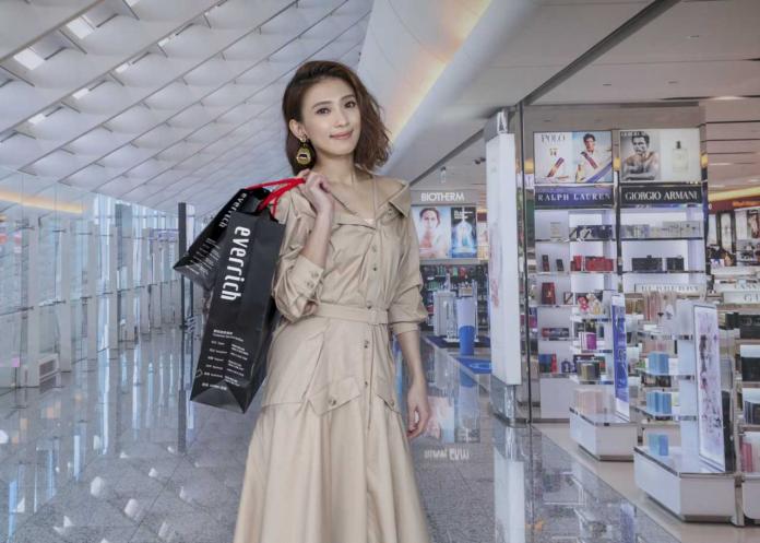 老公脫光包成禮物給驚喜　戴佩妮：是驚嚇！
