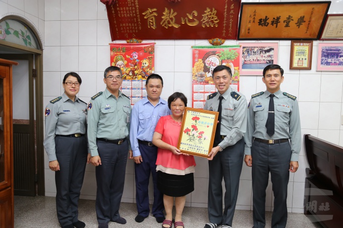 ▲ 軍備局生產製造中心主任羅少將頒贈王銀對女士賀屏。（軍備局生產製造中心提供）