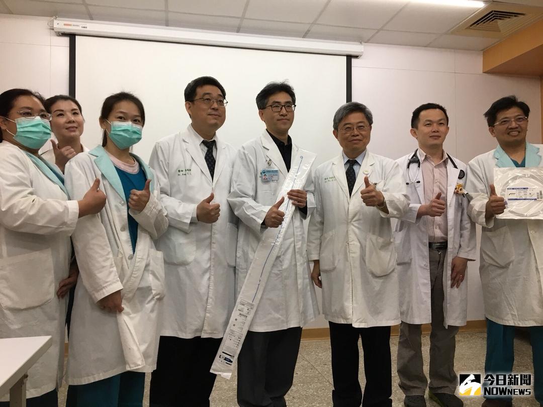 ▲媽祖醫院吳錫金院長（右三）、張志斌醫師（右四）、馮逸卿副院長（左四）暨心導管團隊合影。（圖／記者洪佳伶攝 , 2018.04.26\\)