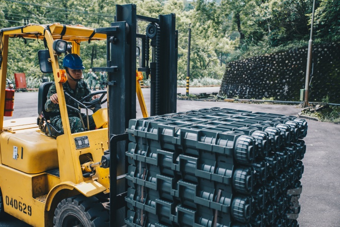 ▲ 平時彈藥庫執行庫儲、彈藥運補的工作，均依照相關準則執行。（軍聞社記者陳軍均攝）