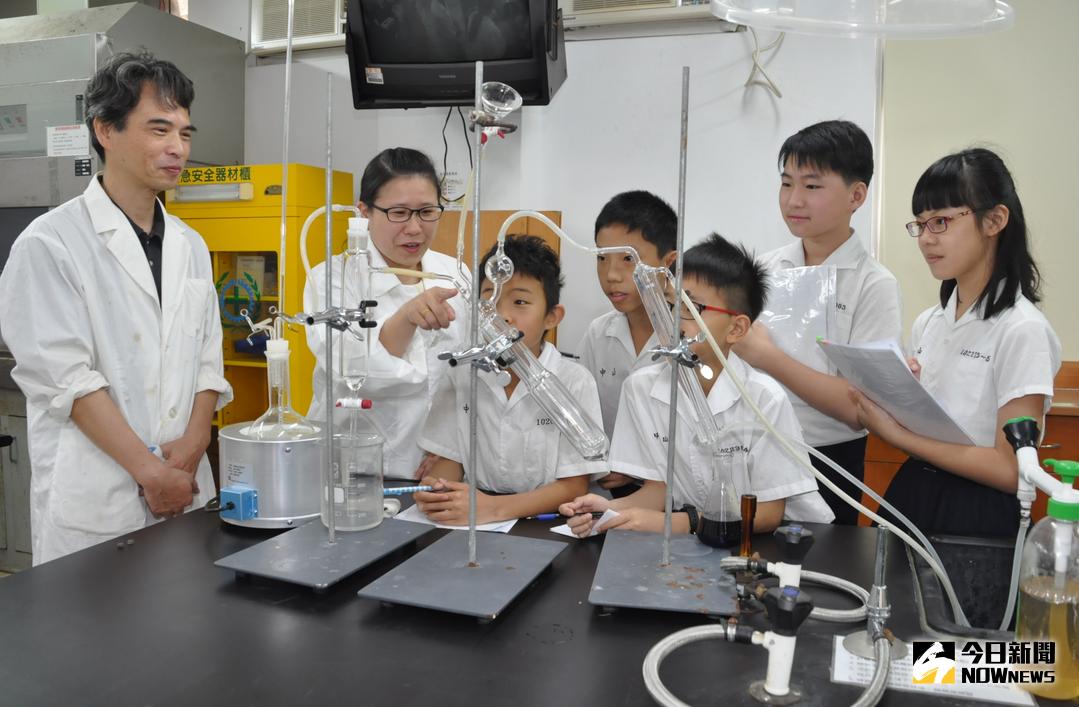 ▲彰化市中山國小以「探討蟑螂大便對植物生長反應之研究」參加彰化縣中小學科展，特別借用中州科大保健食品系實驗室設備進行蟑螂大便成分分析，證明蟑螂大便適合作為葉菜類的氮肥。（圖／唐詠絮攝，2018.04.26）