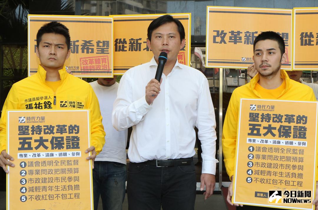 ▲時代力量新北黨部主委黃國昌今日在新北市議會前，公佈新北市第二選區、第五選區的市議員參選人張祐銓、唐聖捷。（圖／記者陳志仁攝，2018.04.26）