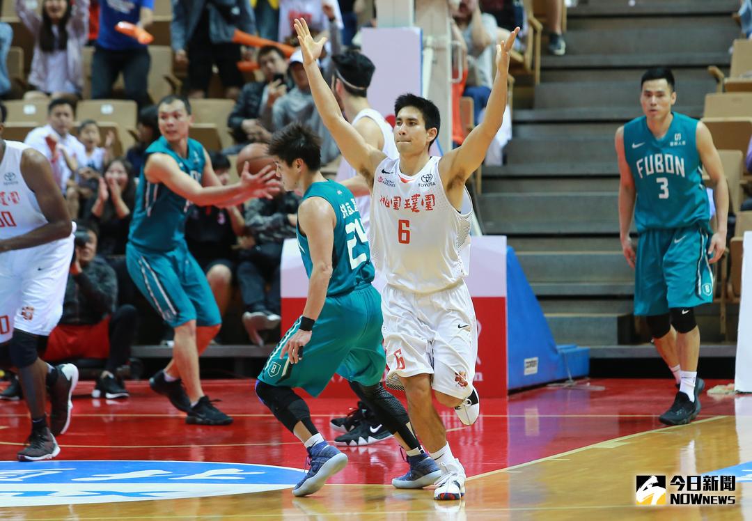 ▲SBL總冠軍賽GAME4，璞園建築球員陳堅恩投進比賽關鍵球興奮吶喊。（圖／記者葉政勳攝 , 2018.04.26）