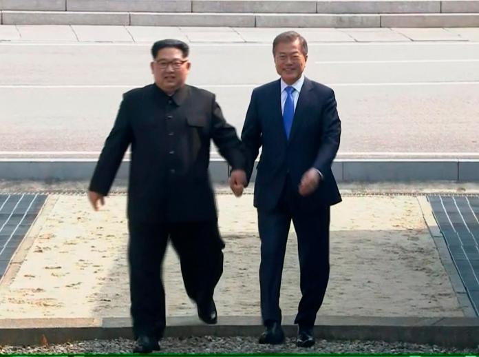 ▲北韓領導人金正恩（圖左\\)與南韓總統文在寅結束歷史性會面後，北韓 30 日宣布，與南韓統一時區。（圖／達志影像 ／美聯社\\)