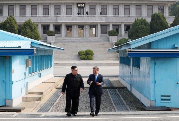 ▲北韓領導人金正恩27日上午抵達板門店，與南韓總統文在寅握手後，展開歷史性的文金會。（圖／達志影像 ／美聯社\\)
