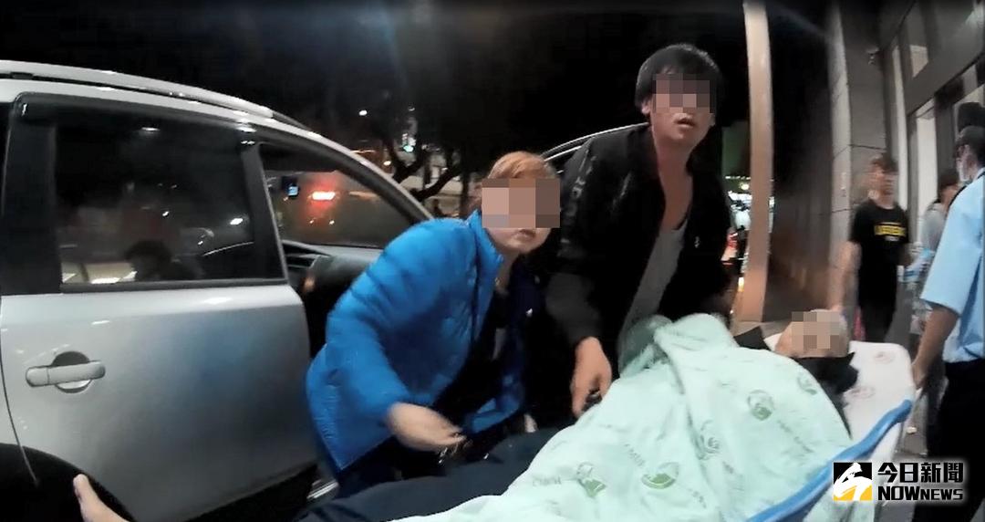 ▲永興派出所警方開道之下，中風的何老先生快速被送到醫院就醫 （圖／記者鄧力軍翻攝 , 2018.04.27\\)