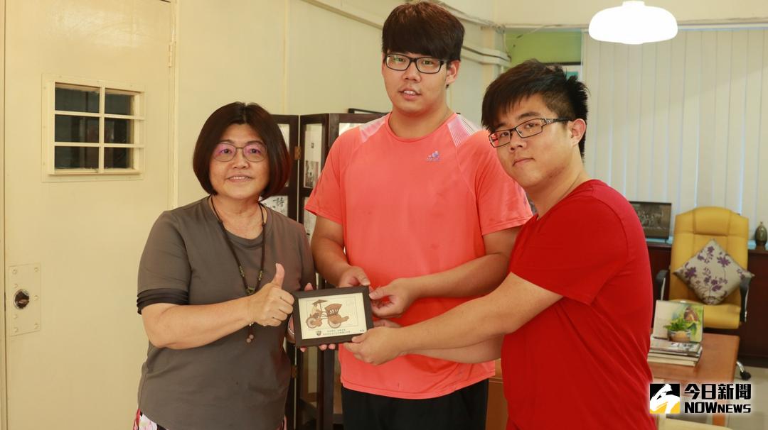 ▲明道數位系學生劉昊忠（右起）與林鈺祐，接受吉華獨中校長莊琇鳳致謝。（圖／明道大學提供，2018.04.27）