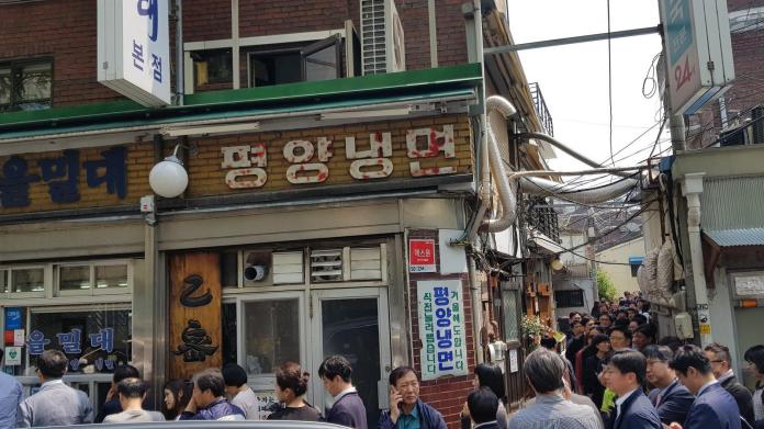 ▲兩韓峰會讓冷麵爆紅，首爾賣平壤冷麵的店家出現排隊人潮。（圖／翻攝自推特「@la_leche」 , 2018.04.27）