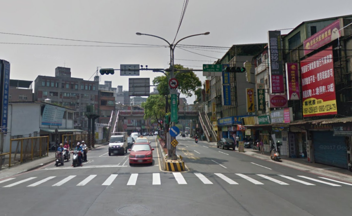▲賴姓男子開車行經新北市中和區中山路三段、莒光路口時，因闖紅燈遭警察拍照取締，但法院勘驗照片後，認定警察躲在天橋上拍照取締行為違法，判決撤銷罰單免罰。（圖／翻攝自 google map ）