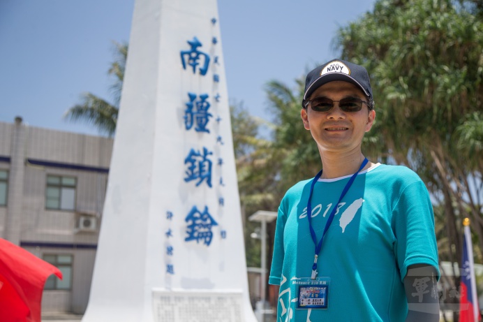 ▲ 臺灣大學周崇熙教授認為南沙研習營對研究生的研究和個人見識都增廣很多。（軍聞社記者周力行攝）