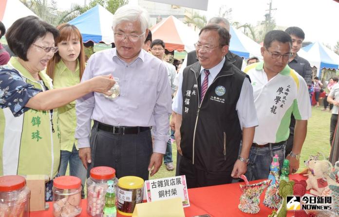 ▲客家桐花祭移師二崙，來賓欣賞客家藝術之美。（圖／記者郭春輝攝 , 2018.04.28）