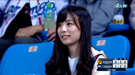 ▲桃猿主場女球迷太可愛，讓網友驚呼「戀愛惹」。（圖／翻攝自 CS Sports YouTube）