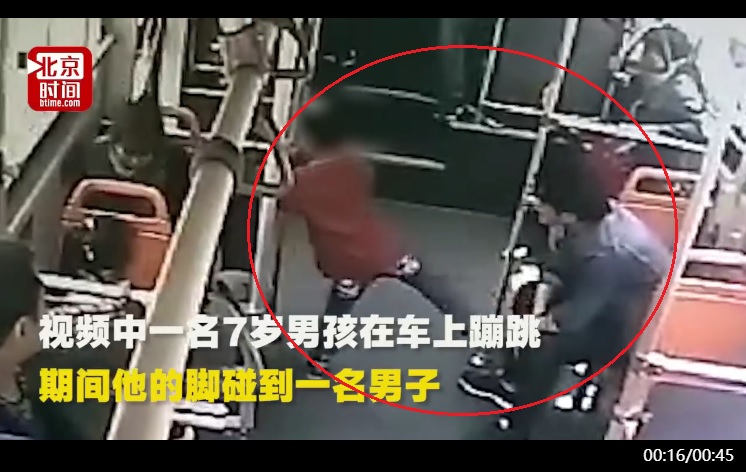 ▲大陸四川一名 7 歲男童搭公車不斷調皮踢一名郭姓男乘客。（圖／翻攝自「秒拍時間視頻」）