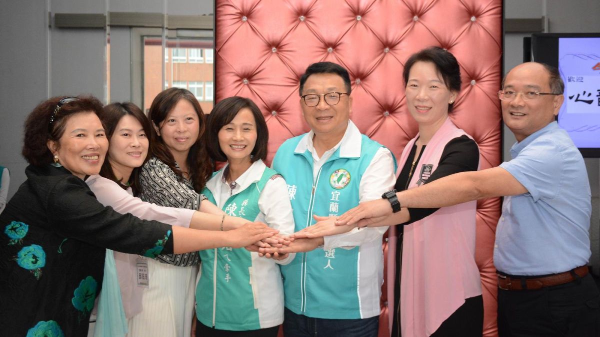 ▲立法委員陳歐珀\\(右三\\)、宜蘭縣副縣長黃適超\\(右\\)與民進黨宜蘭縣婦女後援會總會長林素雲\\(右二\\)等人合影。（圖／民進黨宜蘭縣婦女後援會提供 , 2018.04.28\\)