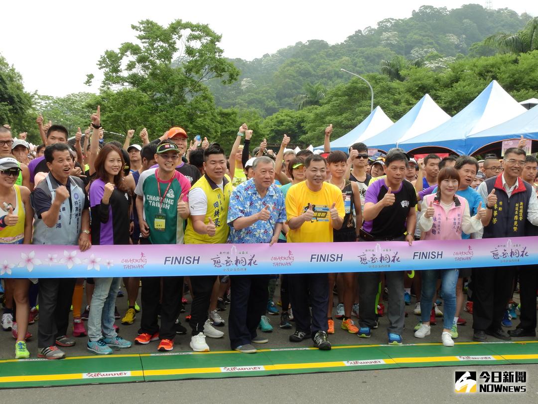 ▲2018新竹縣戀戀桐花全國公益路跑賽在台鐵內灣線合興車站開跑，吸引3000餘跑友湧入，在覆蓋桐花而白頭的山林間優游。（圖／記者常似虎攝 , 2018.04.28）