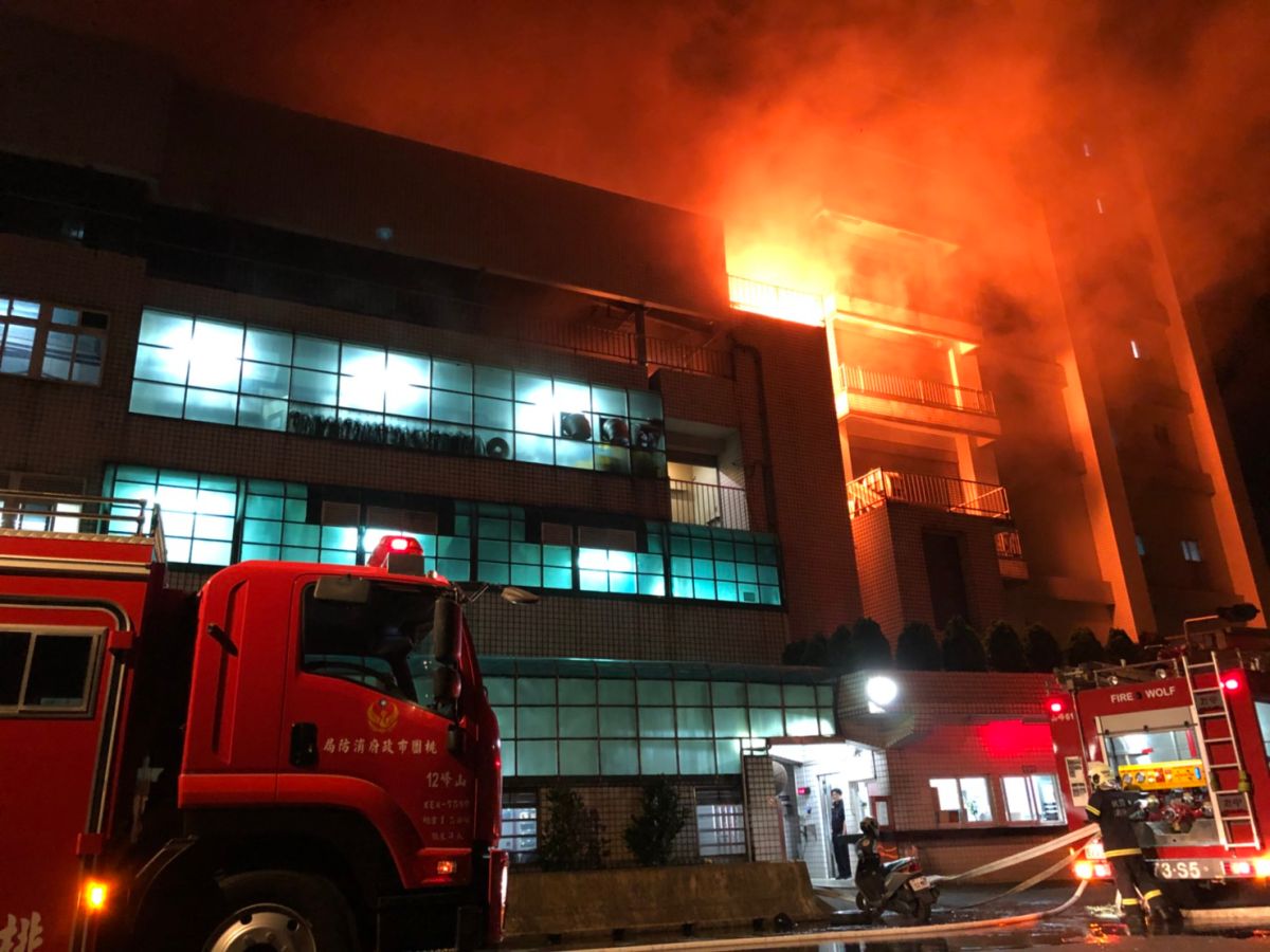 ▲桃園平鎮敬鵬工業昨晚發生大火，火光濃煙衝天。（圖／桃園市消防局提供 , 2018.04.29）