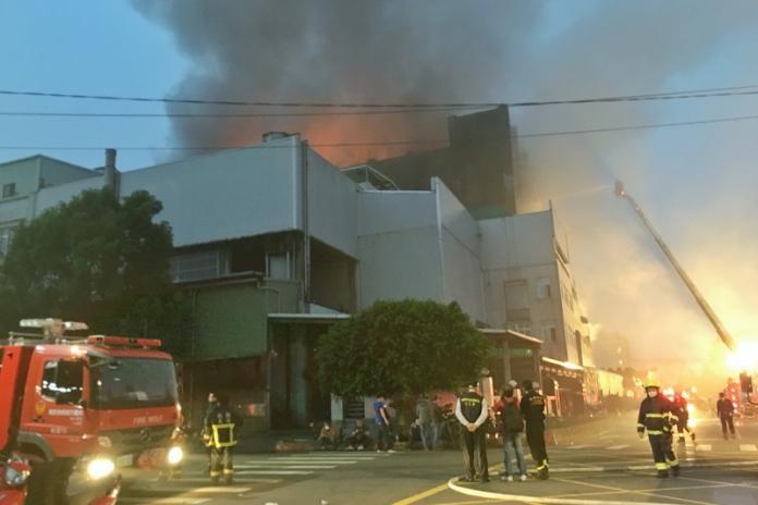 ▲桃園市平鎮區敬鵬工廠大火，造成 7 人死亡、 7 人受傷慘劇。中央社記者吳睿騏桃園攝107年4月29日