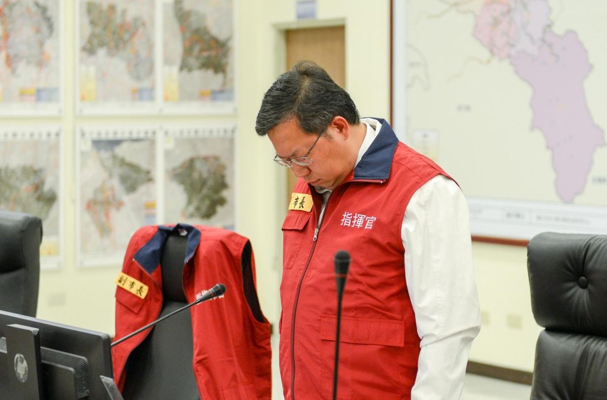 ▲桃園市長鄭文燦今天上午在消防局主持「0428工廠火警災害應變中心第一次工作會議」，會議前全體與會人員為罹難者默哀１分鐘。 （圖／桃園市政府提供, 2018.04.29）