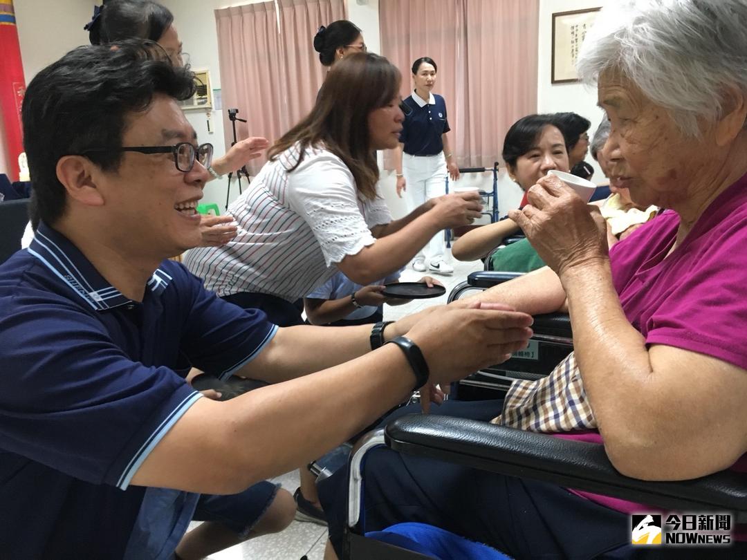 ▲慈濟彰化分會志工到員林市廣成養護中心辦理「愛灑」祝福，為佛誕日提前暖場，溫馨的場面令人動容。（圖／記者陳雅芳攝，2018.04.29）