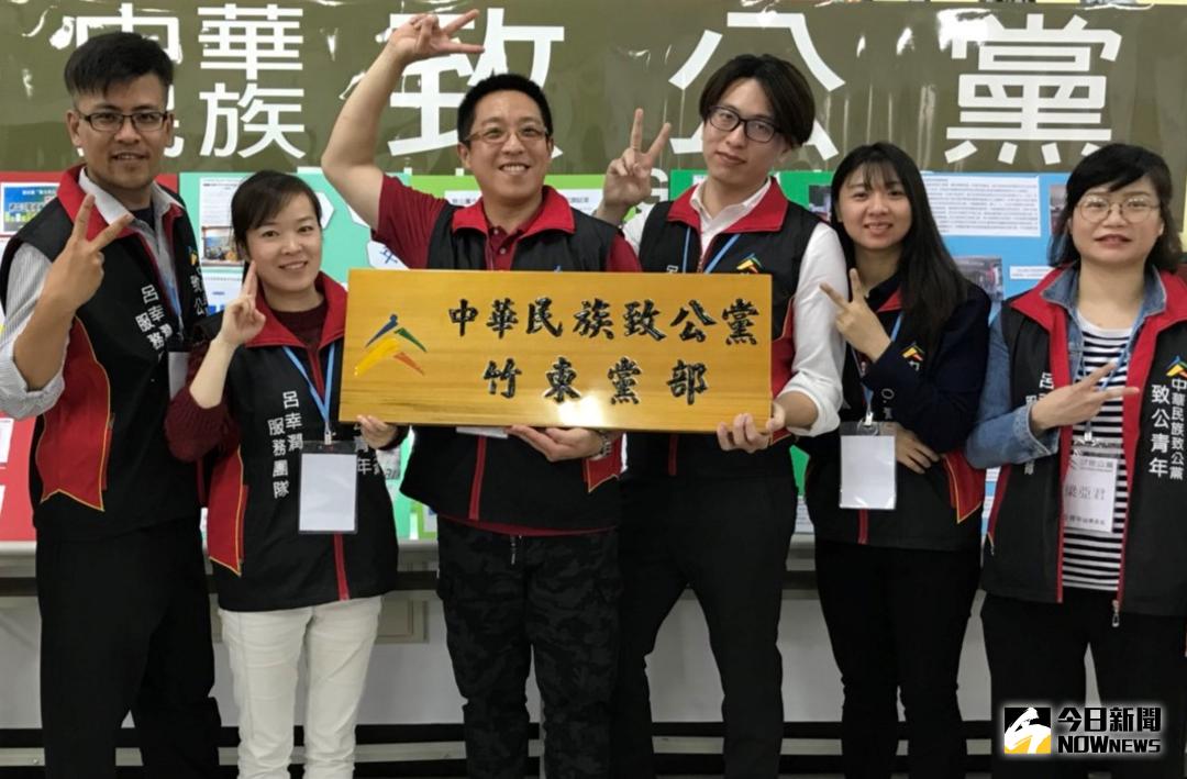 ▲政治素人呂幸潤\\(左三\\)率領青年幹部，投入新竹縣竹東地區的縣議員選舉。（圖／記者常似虎攝 , 2018.04.29）