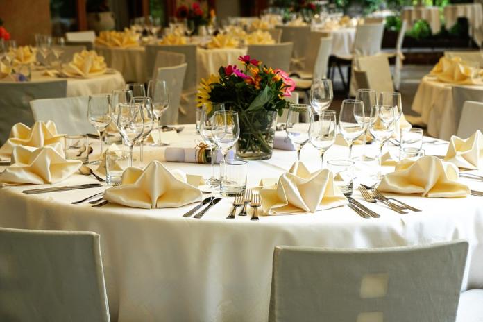 ▲婚宴毀了！餐廳發名片曝「這一桌 8000」，新人氣炸。（示意圖／翻攝自pixabay）