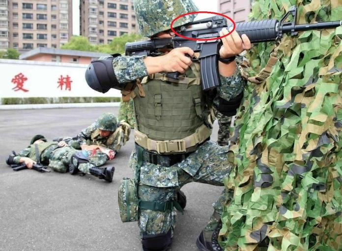 ▲眼尖網友抓包 M4 卡賓槍提把（紅圈處）裝反，根本無法瞄準。（圖／翻攝自國防部發言人臉書）