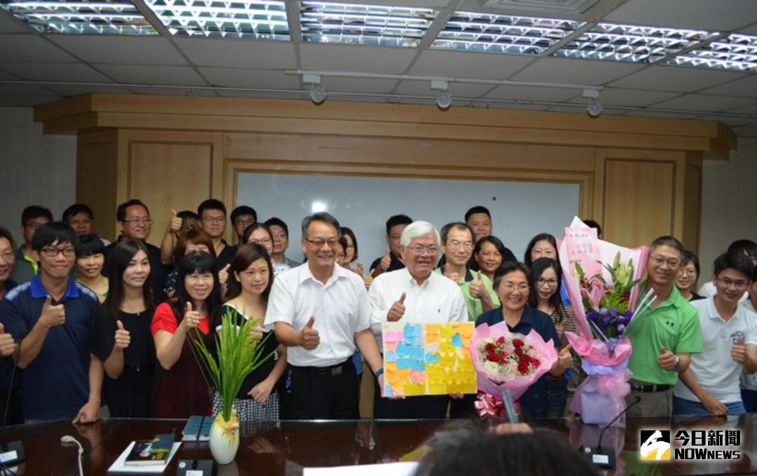 ▲處長林慧如接受民進黨徵召，即將參選斗六市長，農業處同仁致上祝福。（圖／記者洪佳伶攝 , 2018.04.30)