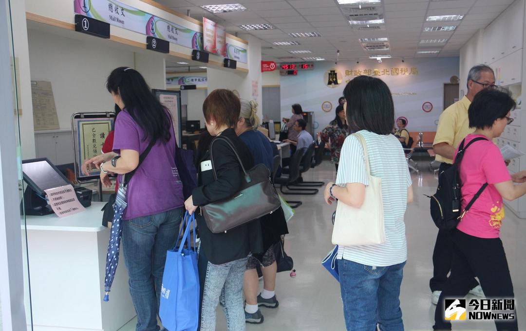 ▲106年度綜所稅結算申報從5月1日起至5月31日止，網路申報期間為5月1日至5月31日晚間12時止，財政部國稅局提醒，今年新增包絬基本生活費、綜所稅聲明事項表、租金收入、列舉扣除額捐贈及公職人員選舉罷免法規定的罷免支出等5項租稅優惠。（圖／NOWnews資料照）