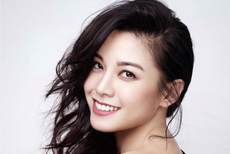 ▲港星廖碧兒曾是選美比賽冠軍，五官深邃的她外型美豔。（圖／翻攝廖碧兒臉書, 2018.04.30）