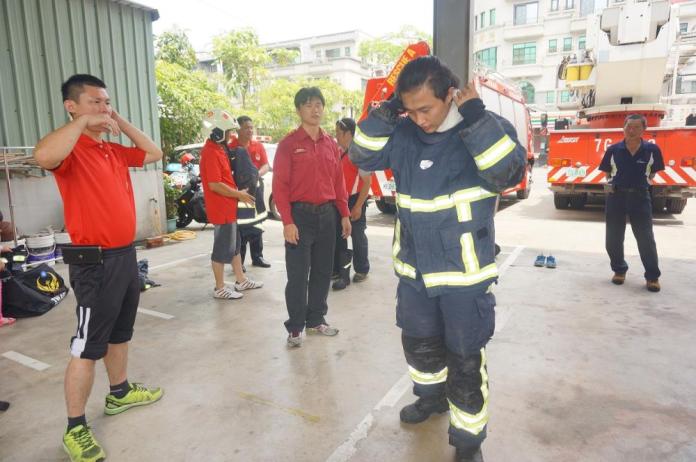 湖內義消分隊　用「報廢車」模擬車輛事故搶救
