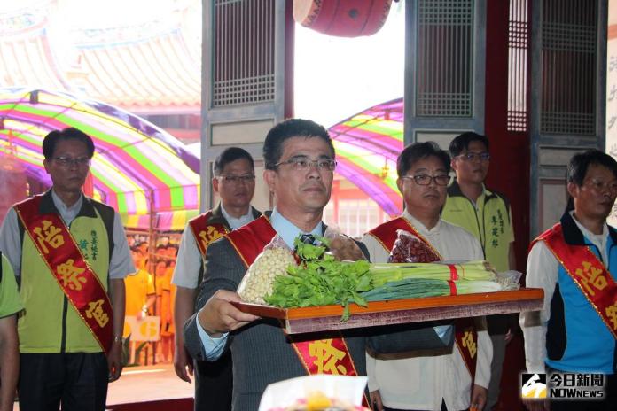 ▲鹿港鎮公所在文武廟文祠舉辦考生祈福活動，祭祀儀式遵循古禮，考生至文祠前的泮池採芹，繞行泮池一圈。（圖／記者陳雅芳攝，2018.04.30）