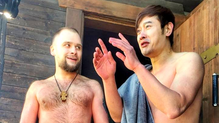 ▲張勛傑（右）為冬泳做準備。（圖／三立提供 , 2018.4.30）