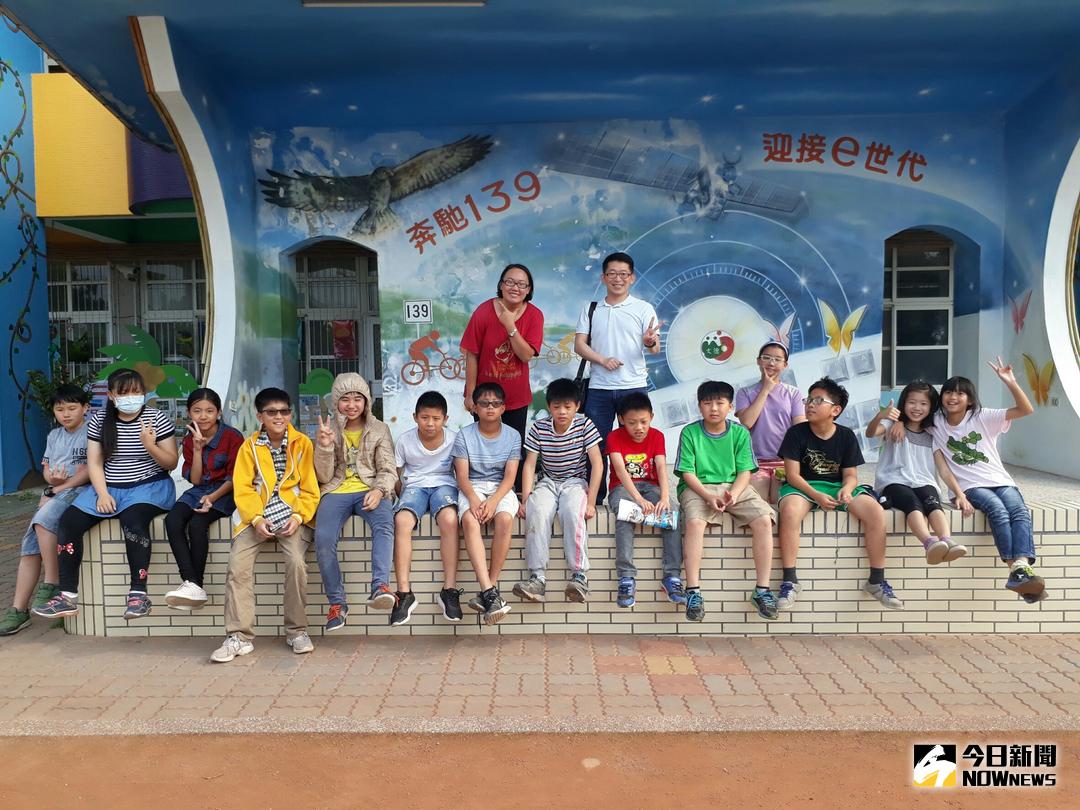 ▲大葉大學英語系師生到芬園鄉文德國小，帶領小朋友遊戲中學英語，小孩童開心體驗英文桌遊。（圖／記者陳雅芳攝，2018.04.30）