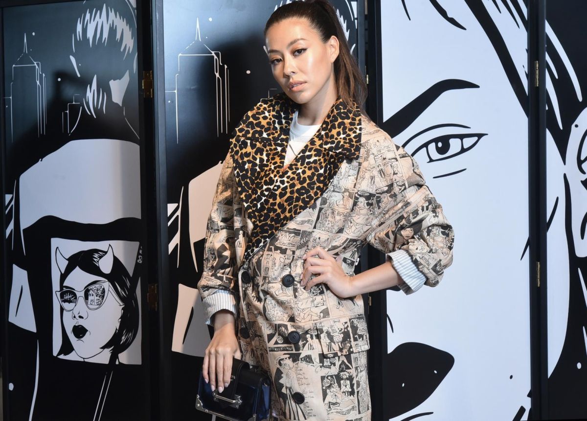 ▲女星蔡詩芸手上拿的，正是想送給媽媽的限量Prada包款。圖片來源：NOWnews