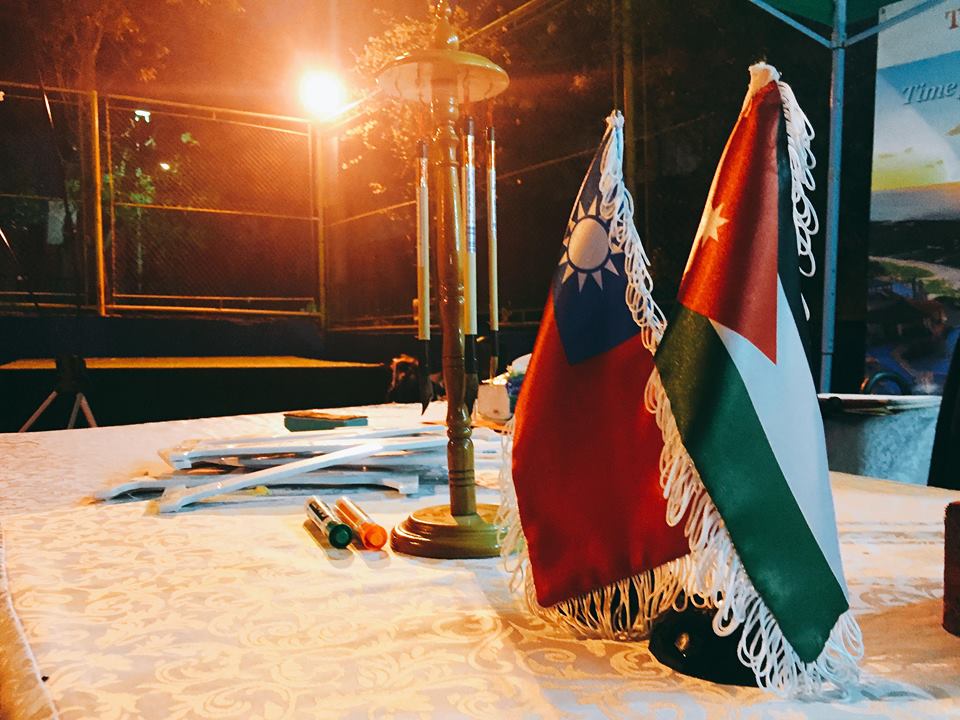 ▲書法攤的桌旗，代表處爭取保留到最後。（圖／黃玉慧提供 , 2018.4.30）