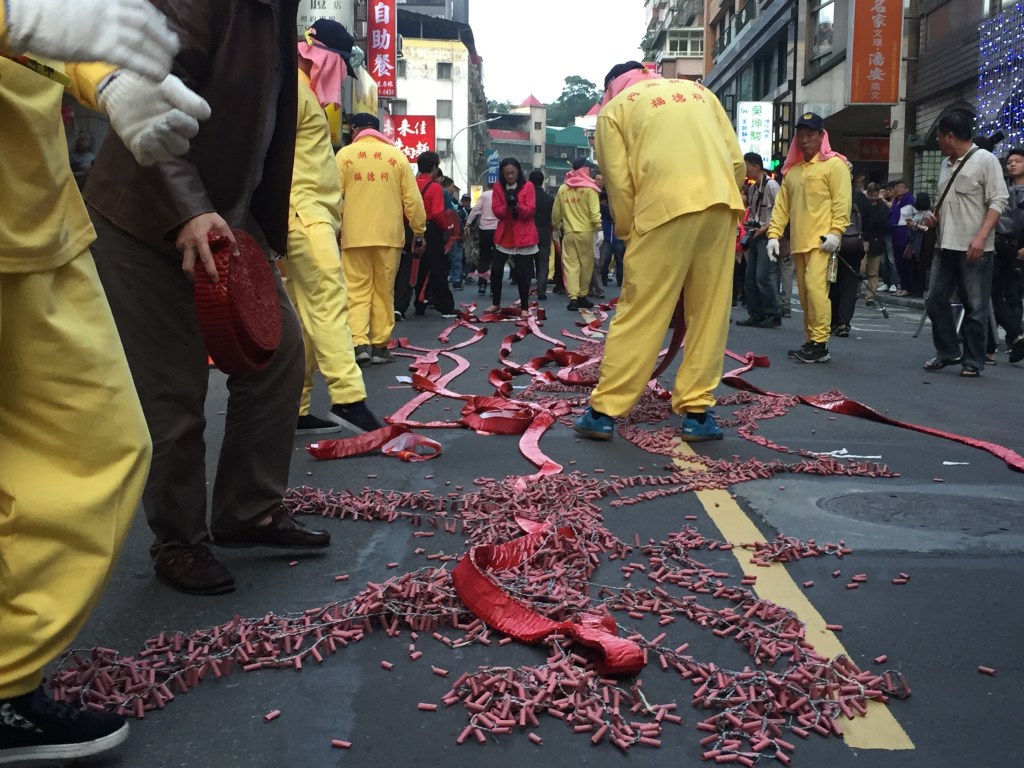 非放不可？神明出巡時放鞭炮的意義（圖／保庇）