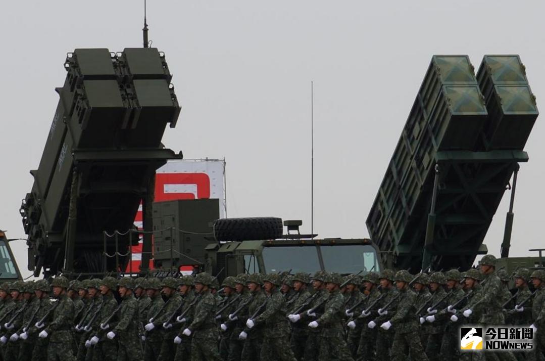 ▲空軍防空暨飛彈指揮部所屬天弓三型飛彈(右)與愛國者三型飛彈部隊接受校閱。（資料照／記者呂炯昌攝 ）