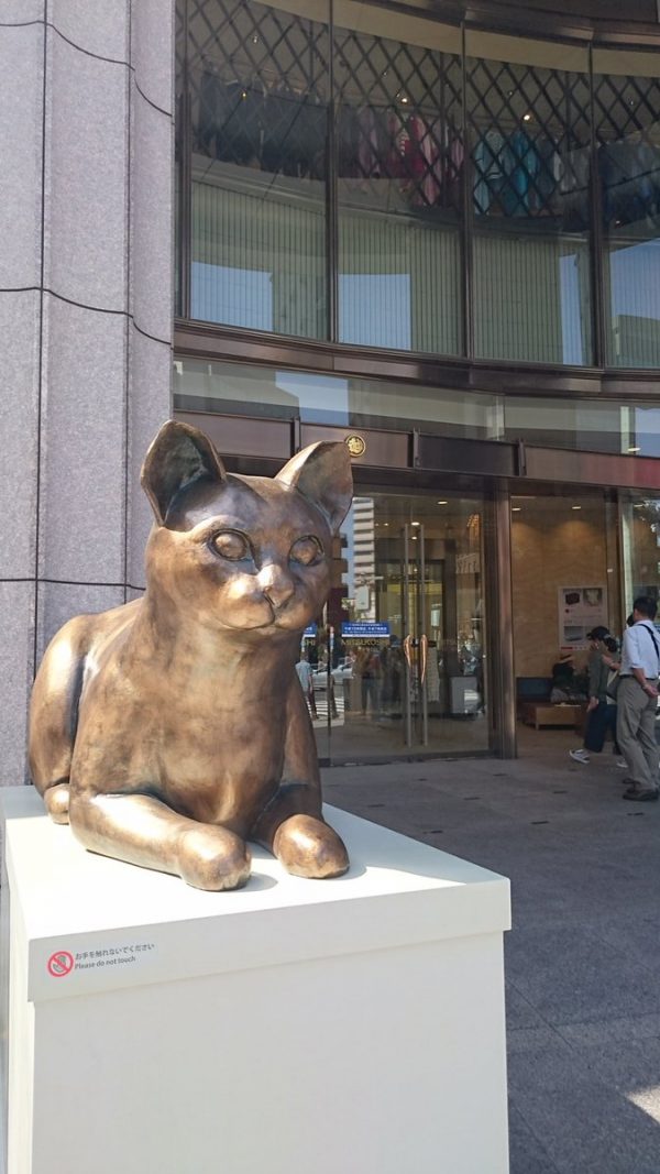現正在日本橋三越新館門口坐鎮的超萌貓咪銅像。